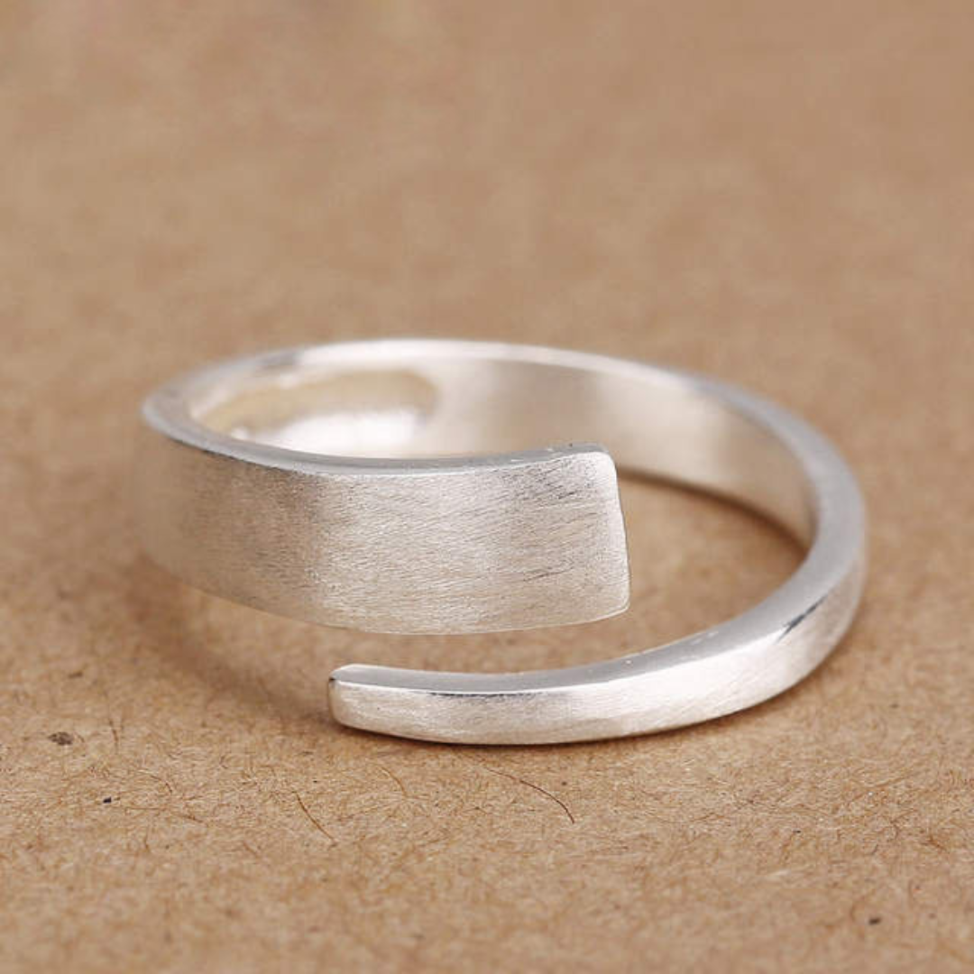 Hannah | Simple adjustable ring in silver